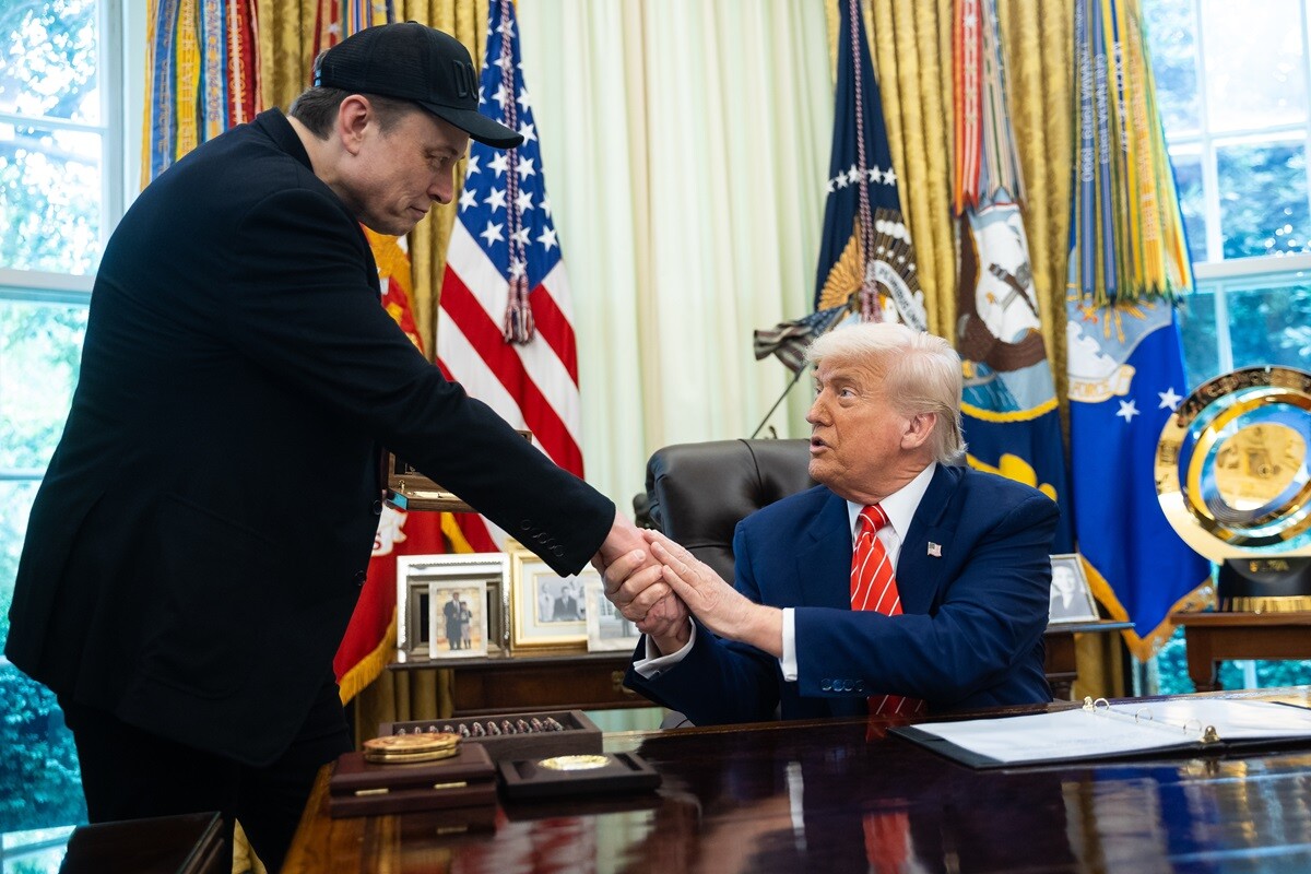 El presidente de Estados Unidos, Donald Trump (derecha), y Elon Musk se estrechan la mano durante una conferencia de prensa en la Oficina Oval de la Casa Blanca en Washington