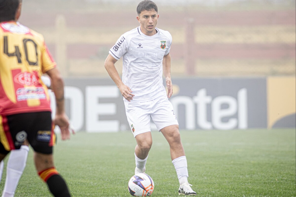 Santiago Cartagena en el partido entre Progreso y Deportivo Maldonado.