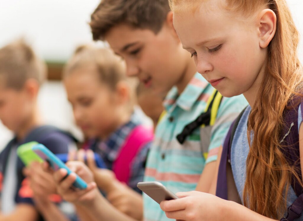 Niños con celulares