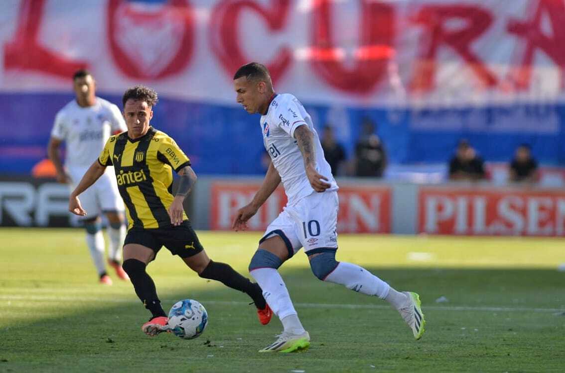 Nacional y Peñarol igualaron 2 a 2 en el Parque Central por el Clausura del fútbol  uruguayo 