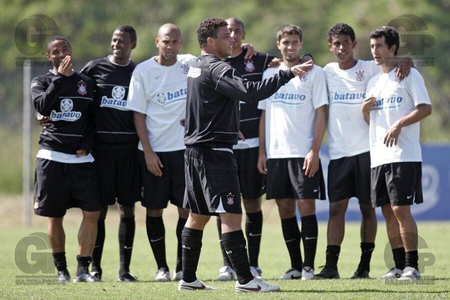 Alberto Acosta junto a Ronaldo en Cortinthians.