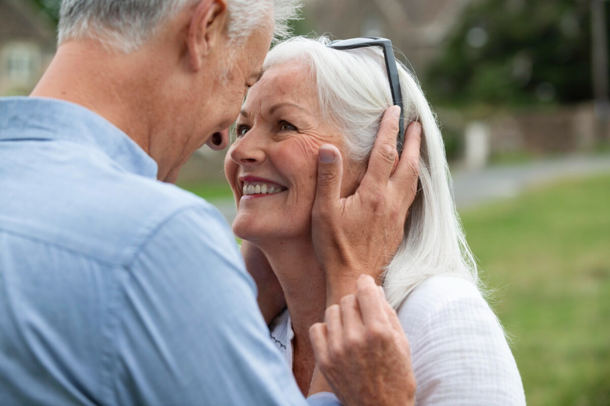 Pareja de adultos mayores.