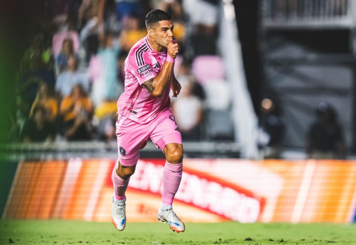 El festejo de Luis Suárez tras su gol en el partido entre Inter Miami y Tigres por Leagues Cup.