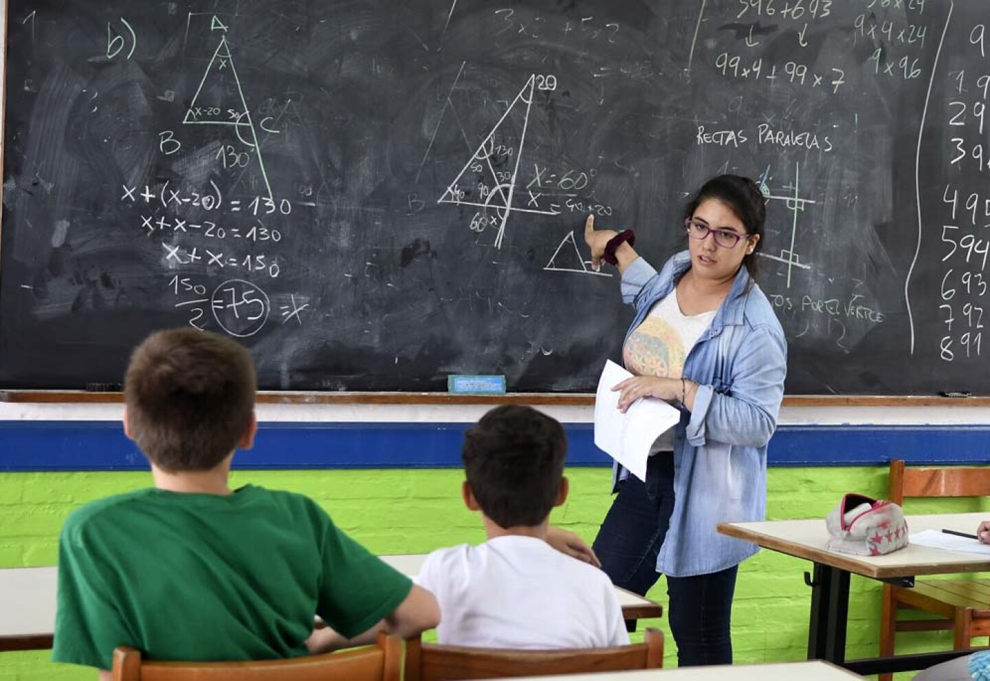 Maestra y escolares en clase de matemáticas.