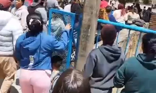 Madre y jóvenes ingresaron violentamente a la Escuela 123 y golpearon a varios niños