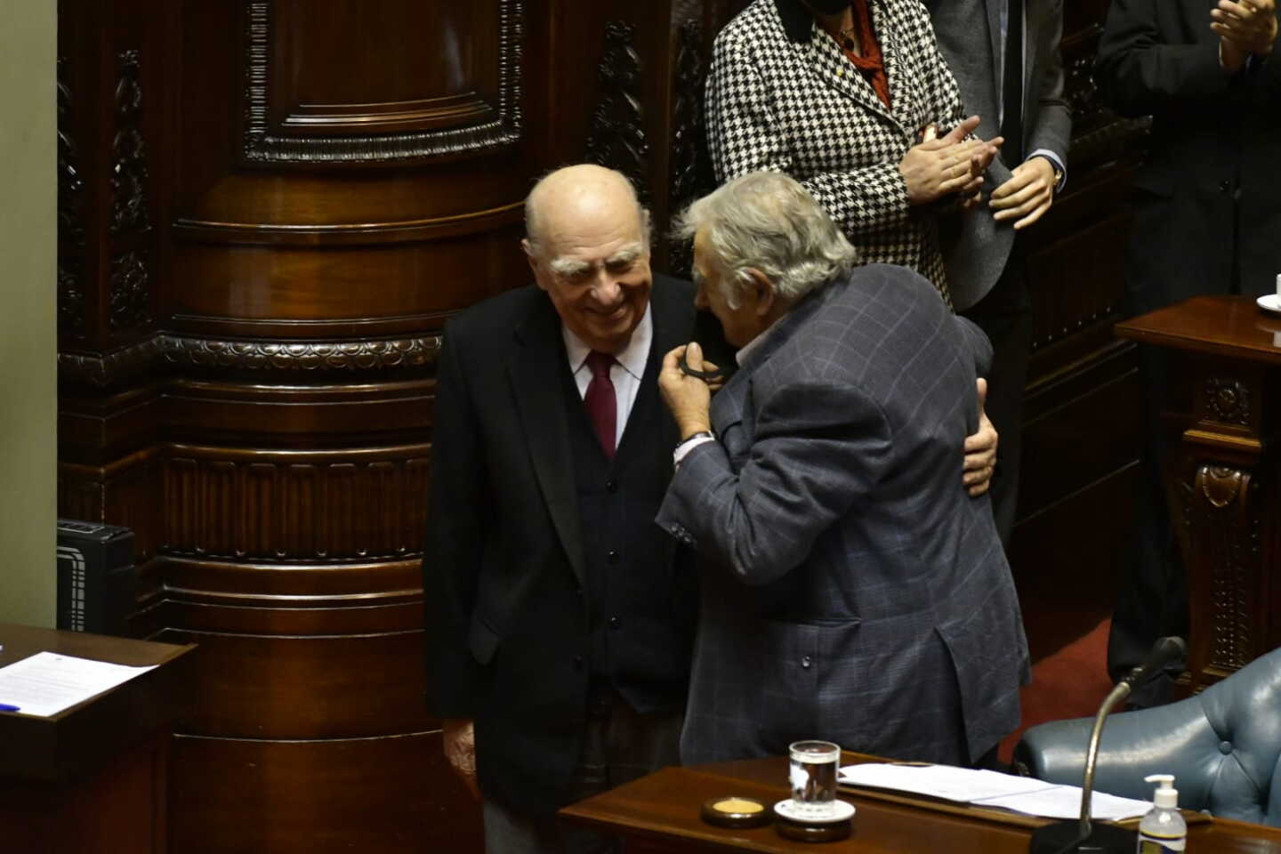 José Mujica y Julio María Sanguinetti dejaron juntos sus bancas en el Senado. Foto: Leonardo Mainé.