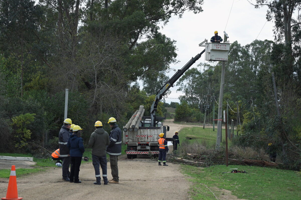 URUGUAY: UTE restableció el 97 % de los servicios afectados por el temporal, pero miles de hogares todavía esperan recuperar la electricidad URUGUAY: UTE restableció el 97 % de los servicios afectados por el temporal, pero miles de hogares todavía esperan recuperar la electricidad