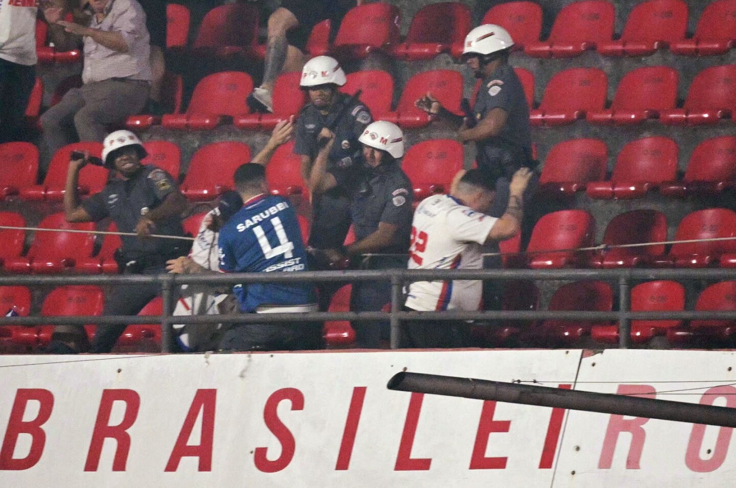 Incidentes entre la policía de Brasil y los hinchas de Nacional.