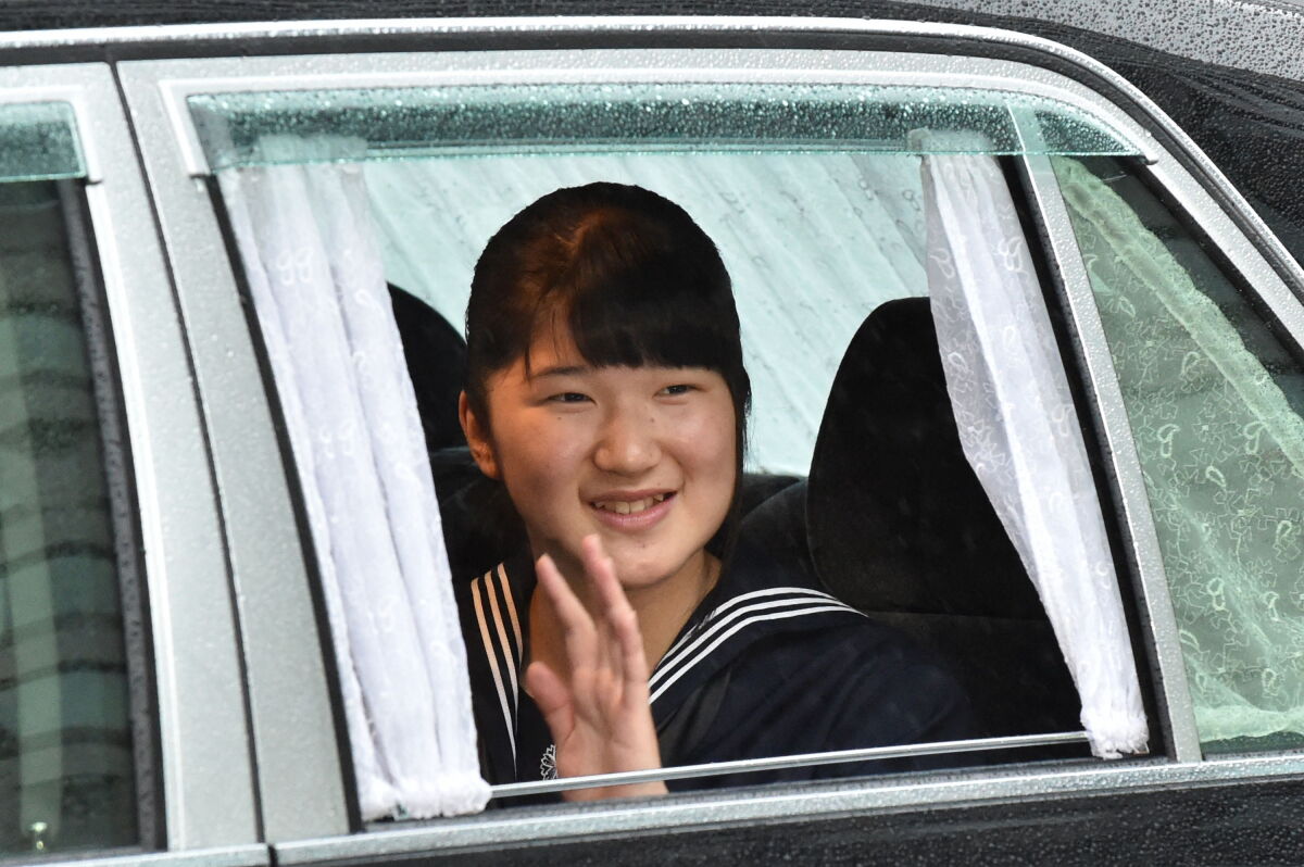 Un vehículo transporta a la princesa Aiko, hija única del príncipe Naruhito y la princesa Masako, el 30 de abril de 2019.