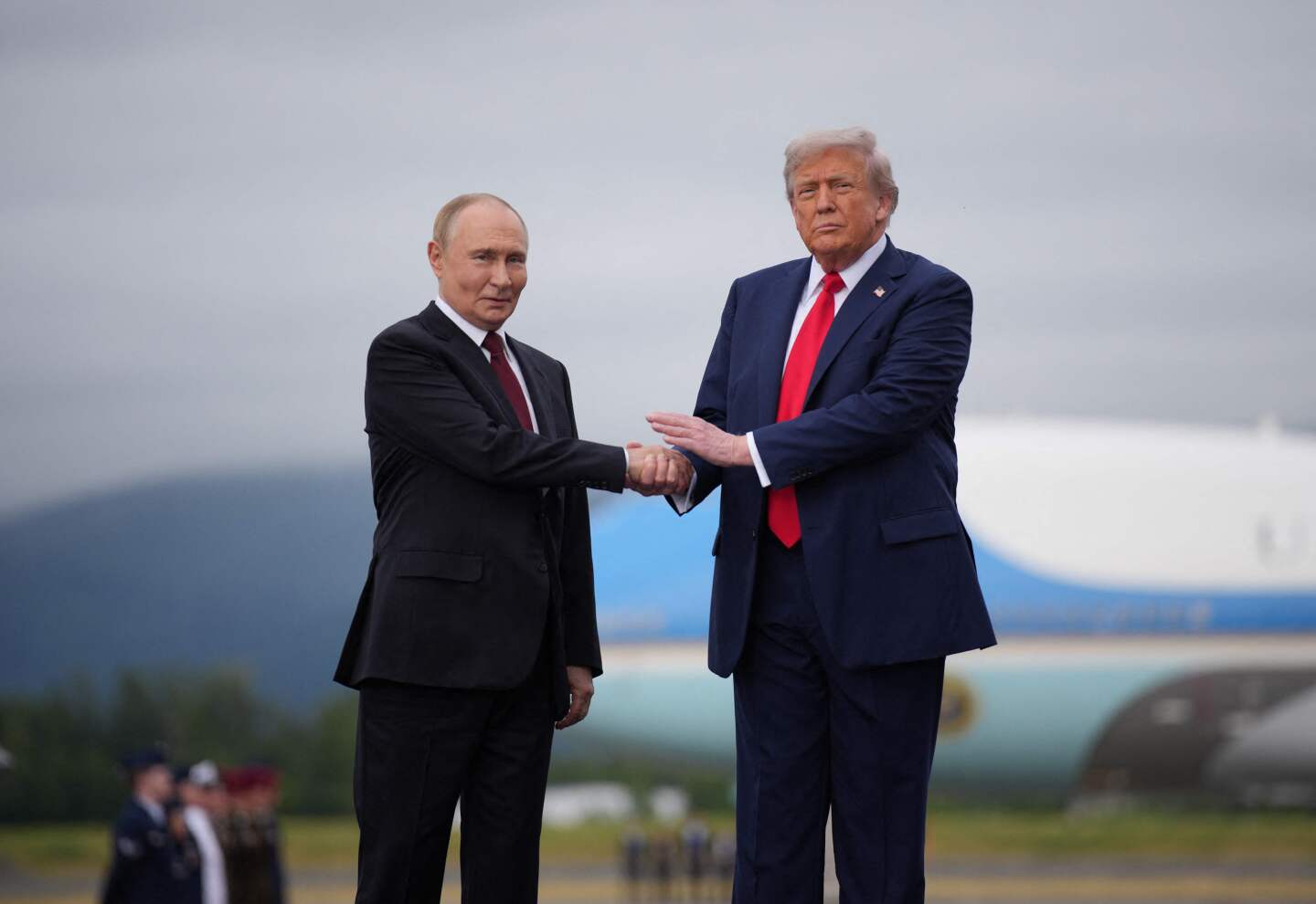 El presidente estadounidense Trump y el presidente ruso Putin se reúnen para hablar sobre la guerra en Ucrania en una base aérea estadounidense
