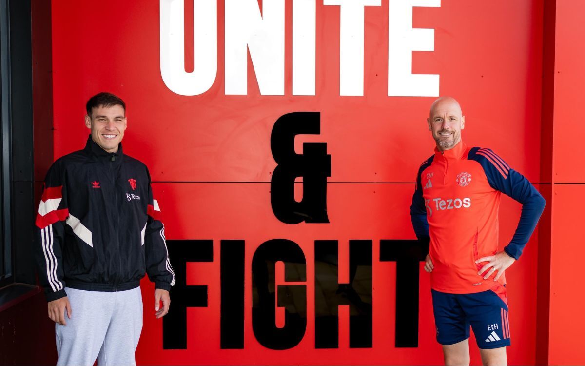 Manuel Ugarte junto Erik Ten Hag, el entrenador del Manchester United.
