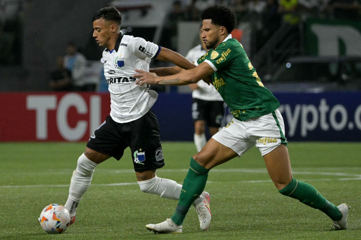 Luciano Rodríguez, de Liverpool, ante la marca de Murilo, de Palmeiras en la Copa Libertadores.