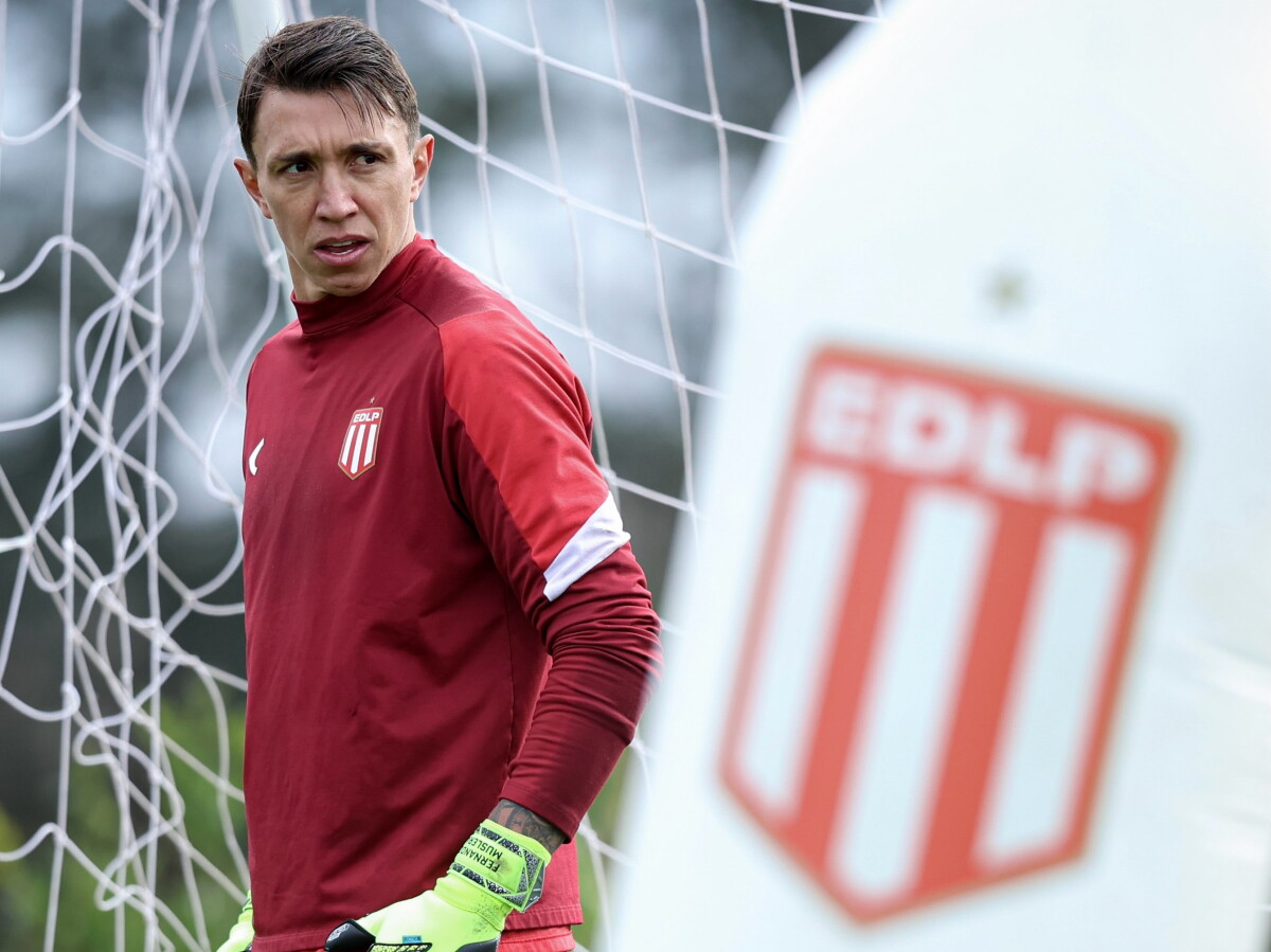 Fernando Muslera en su regreso a los entrenamientos con Estudiantes de La Plata.