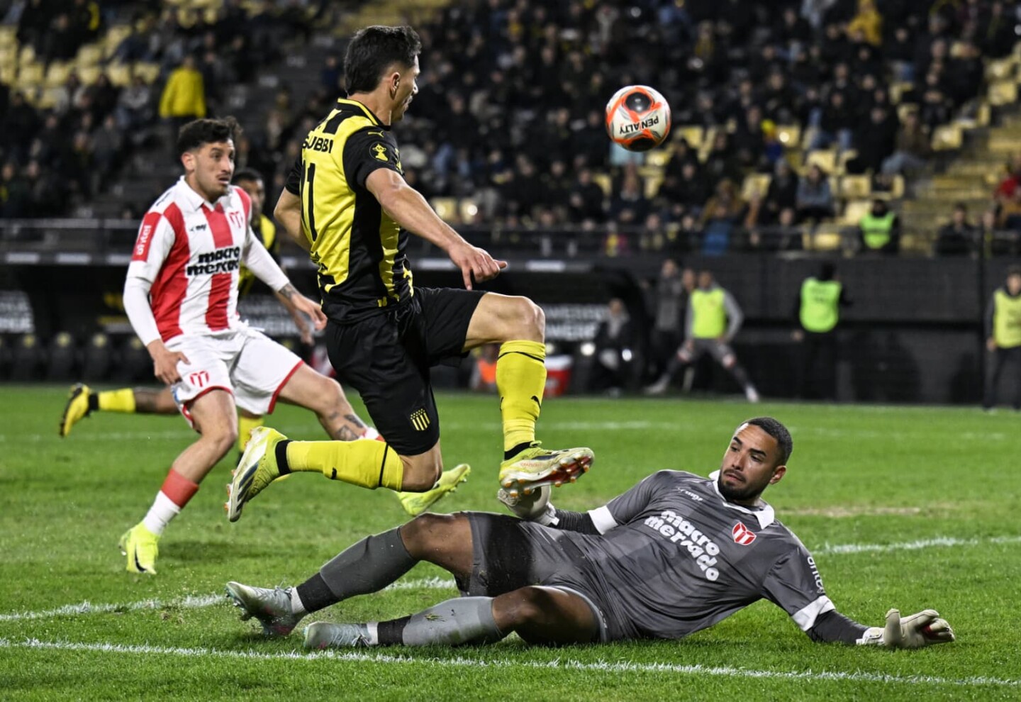 Maximiliano Silvera y su definición en el partido entre Peñarol y River Plate.