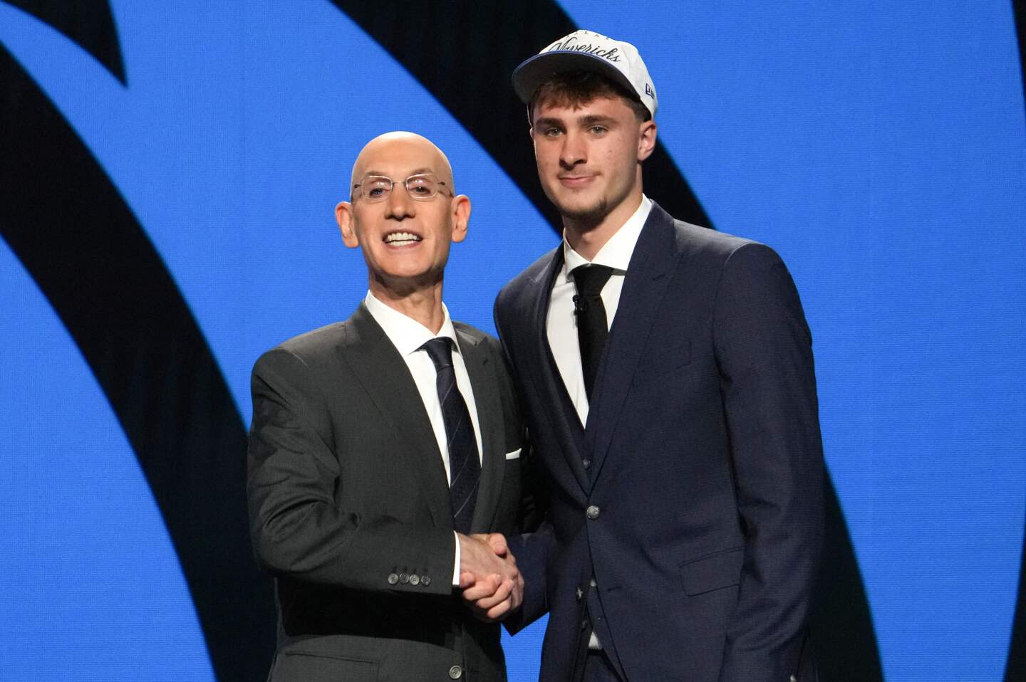 Cooper Flagg elegido por Dallas Mavericks en el NBA Draft 2025 junto al comisionado de la NBA, Adam Silver
