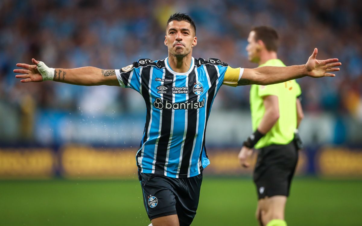 Luis Suárez celebra con la camiseta de Gremio.