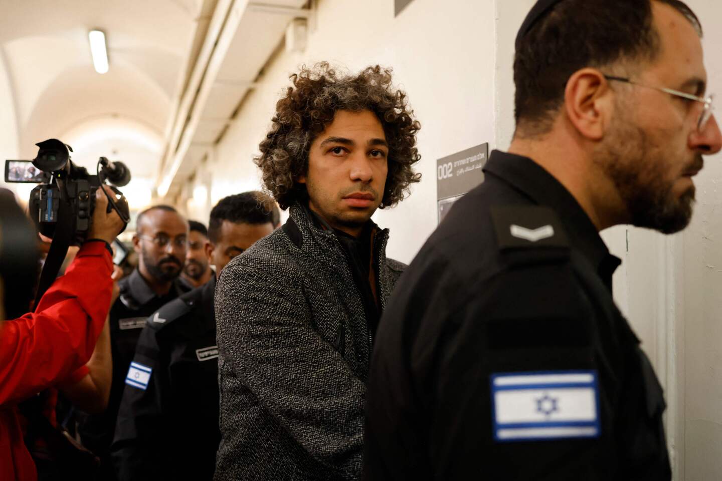El librero palestino Ahmad Muna es escoltado por la policía israelí hasta el juzgado de Jerusalén este 10 de febrero de 2025.