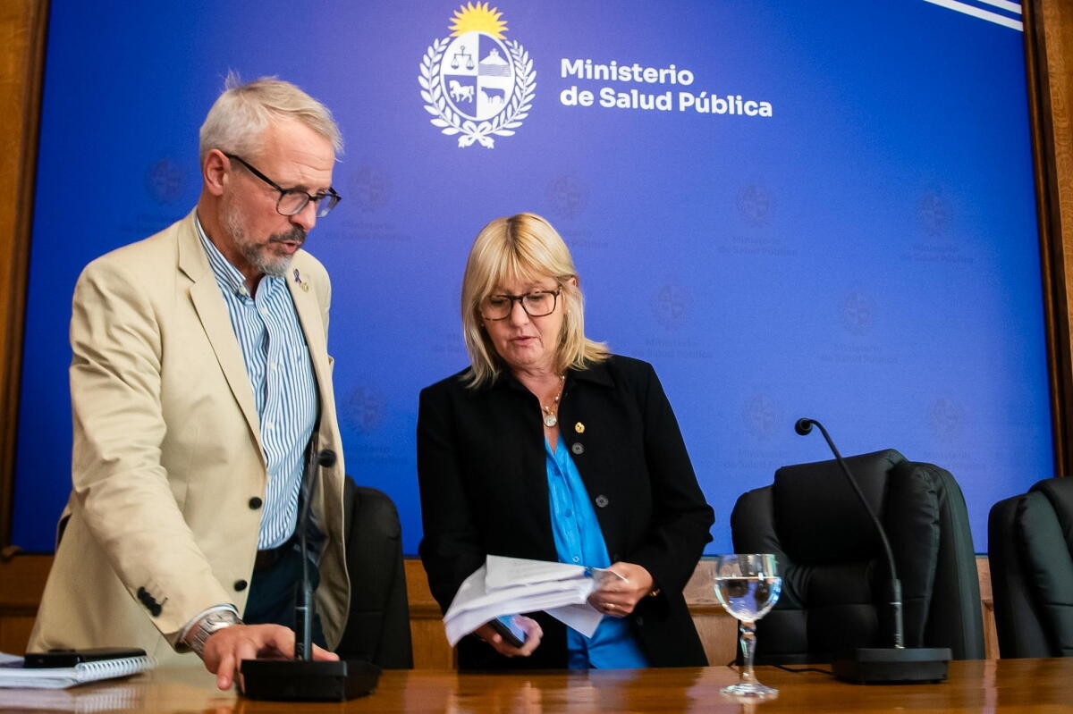 Leonel Briozzo y Cristina Lustemberg, subsecretario y ministra del MSP, este martes en la sede ministerial.