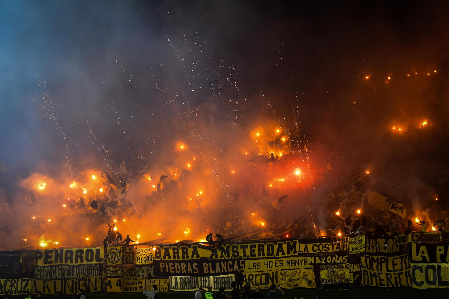 Hinchada de Peñarol en el clásico de verano frente a Nacional en el Estadio Centenario.