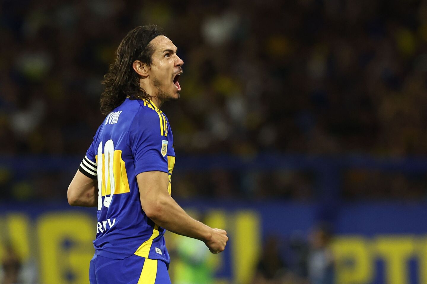 Edinson Cavani celebra un gol propio para el empate 1-1 de Boca sobre Riesta.
