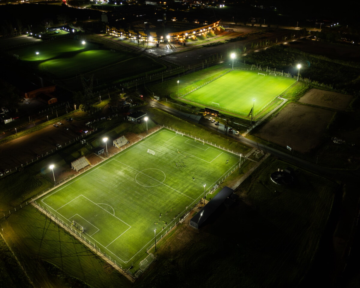 Peñarol inauguró nuevo sistema de iluminación de la cancha Federico Valverde en su Ciudad Deportiva