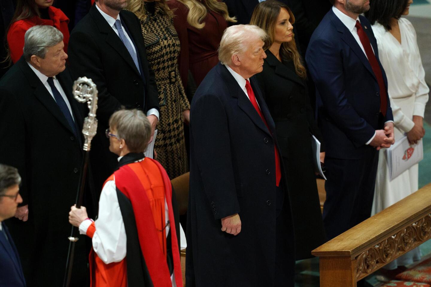 Donald Trump en un servicio religioso en la Catedral Nacional de Washington, al lado de la obispa Mariann Edgar Budde.