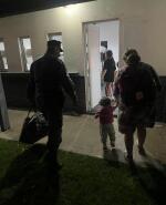 Familia tras rescate por la inundación en Colonia.