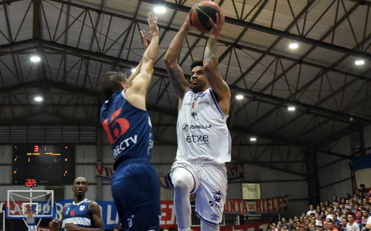 James Feldeine ataca ante la marca de Facundo Terra en el partido entre Nacional y Defensor Sporting por Liga Uruguaya de Básquetbol.