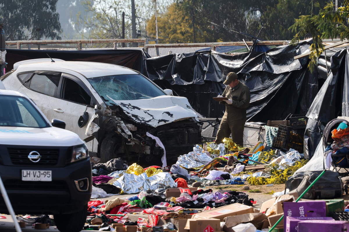 Carabineros trabajan tras atropello múltiple en una feria callejera de Viña del Mar, Chile, que dejó al menos seis fallecidos y siete heridos este 12 de julio de 2026.<br/><br/><br/>