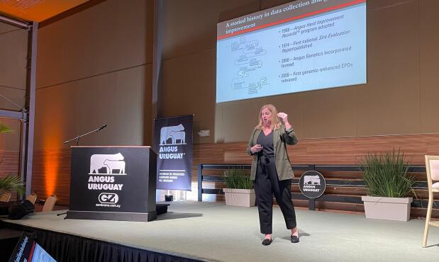 Este viernes en el marco de la Gala Angus, realizada en el Centro de Convenciones en Punta del Este, Kelli Retallick- Riley, presidente de Angus Genetics de Estados Unidos, habló del desarrollo de la genómica y su incorporación para el enriquecimiento de los EPDs para una mejor precisión.