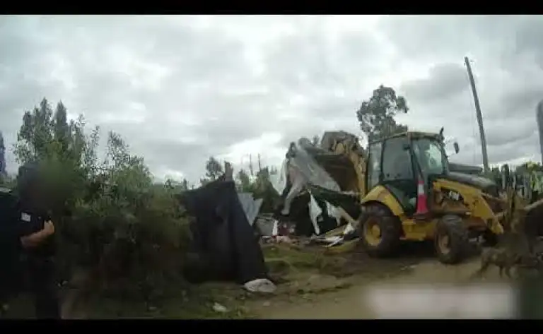 Vendían droga y disponían de un lugar bajo tierra para su consumo; Policía allanó y demolió el lugar