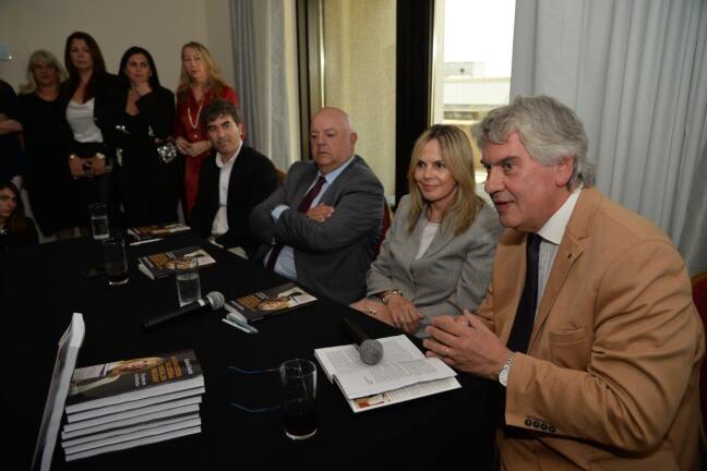 Juan Fagúndez y Enrique Moller acompañaron a la autora en la presentación del libro junto al director de Redacción de El País, Martín Aguirre.