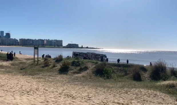 Ómnibus rompió parte de la rambla y llegó a la playa 