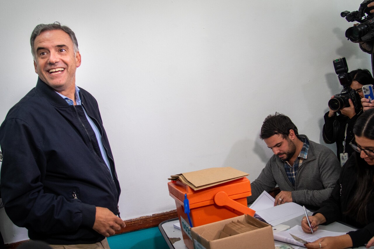 El presidente Yamandú Orsi en su circuito de votación para las Elecciones departamentales 2025.