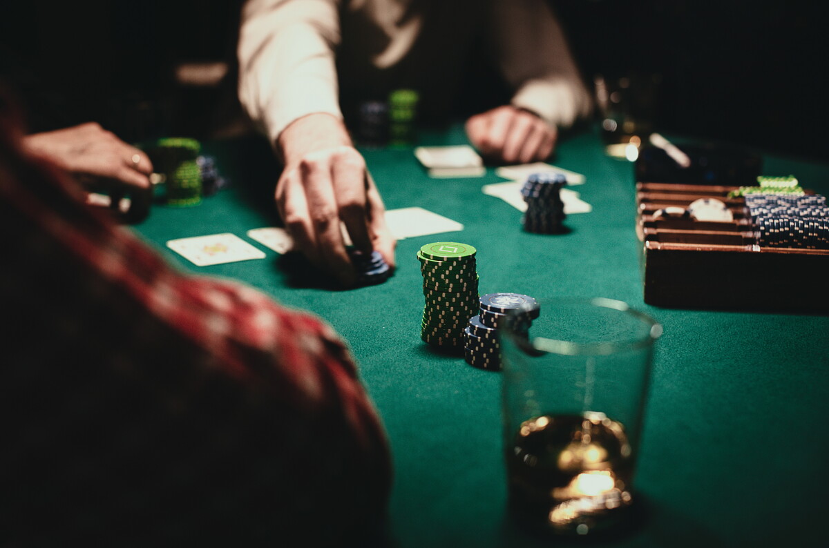 Personas juegan en una mesa de casino.