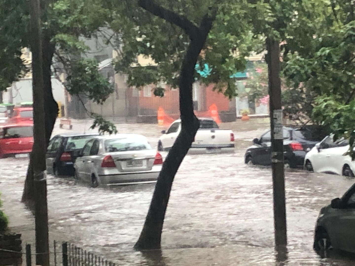 Las calles inundadas en Pocitos, Lorenzo Pérez y Lamas.