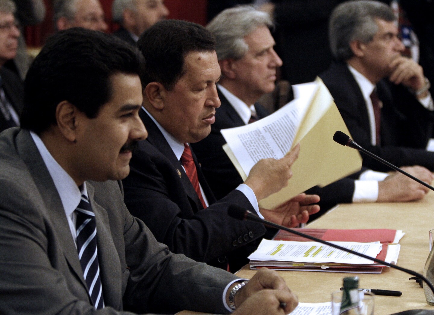 Nicolás Maduro y Hugo Chávez junto a Tabaré Vázquez en cumbre de Unasur