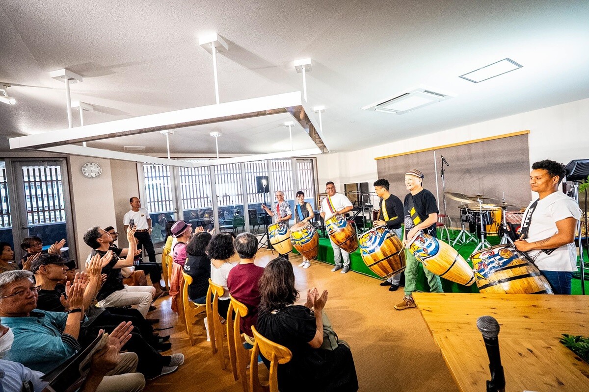 Delegación dela comparsa Cuareim 1080 tocando el tambor en Japón.