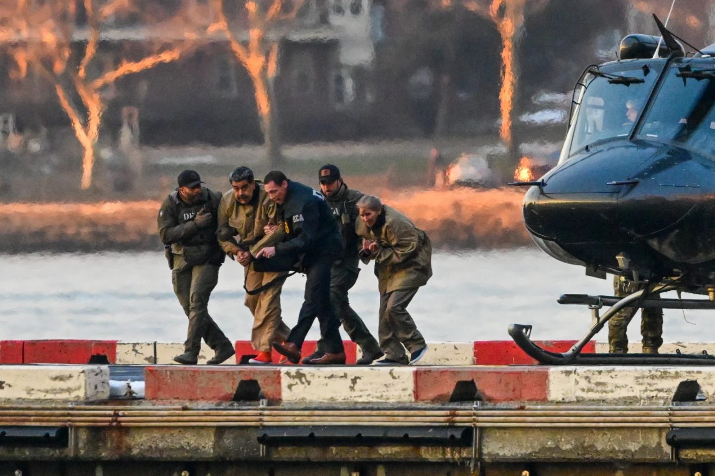 Nicolás Maduro y su esposa Cilia Flores trasladados a Nueva York para comparecer ante un juez.