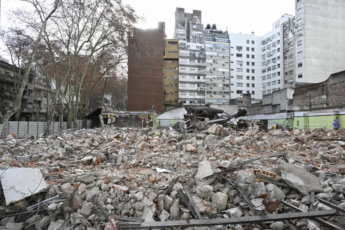 Predio en la esquina de José Martí y Benito Blanco: se demolió la construcción existente para instalar allí un Tienda Inglesa