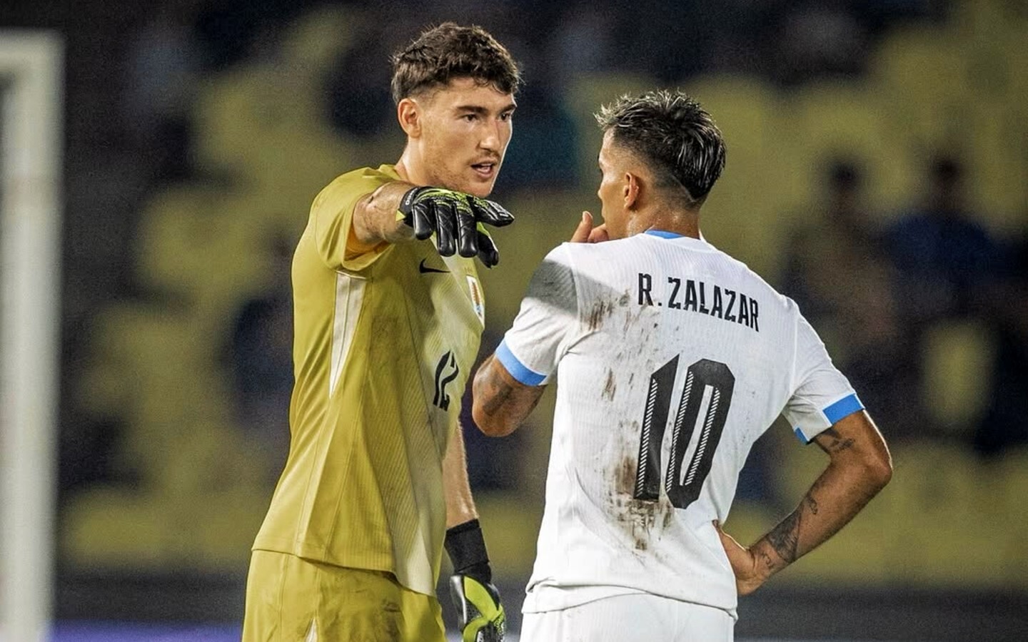 Franco Israel junto a Rodrigo Zalazar en el partido amistoso entre Uruguay y Uzbekistán.