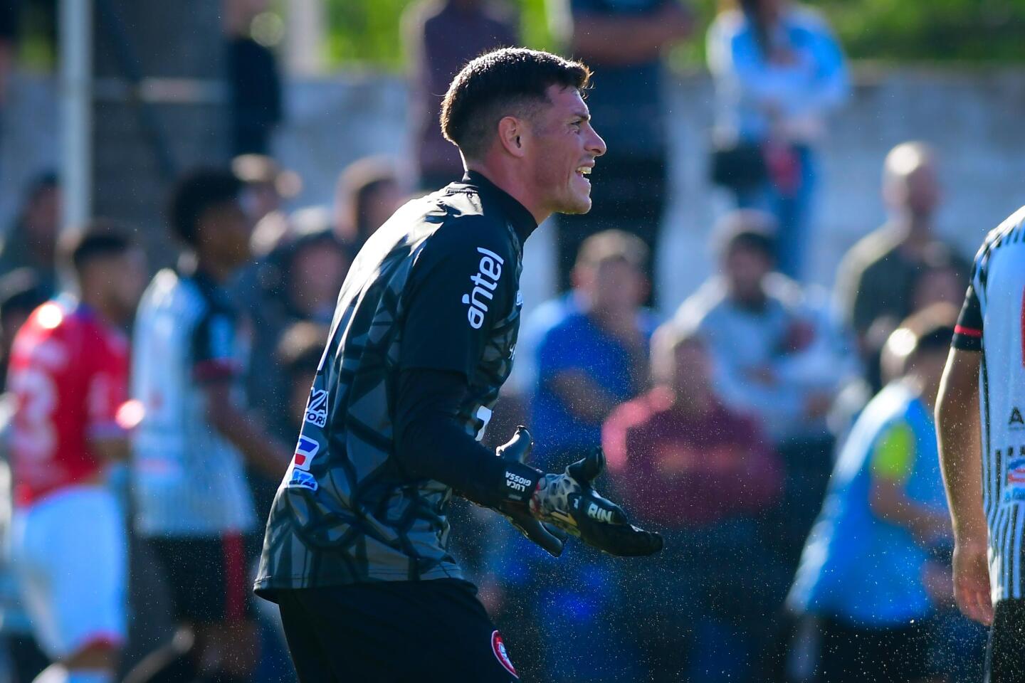 Luca Giossa, el arquero de Miramar Misiones, en el partido frente a Nacional.
