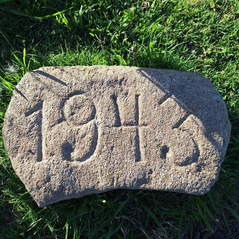 Piedra 1943 hallada en Nueva Helvecia