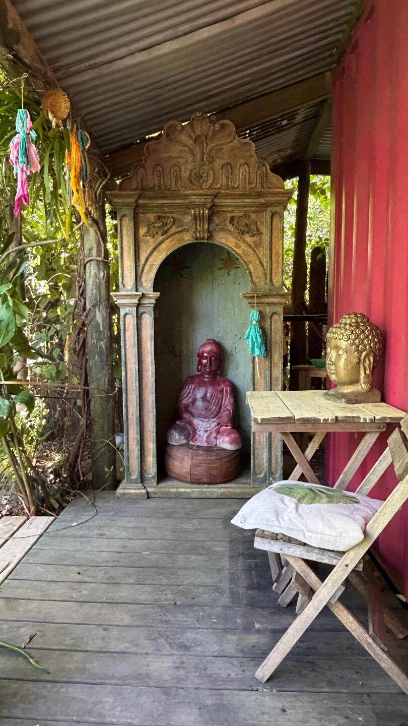 Uno de los tantos budas que habitan el hostel "El refugio de Budda", en Sauce de Portezuelo