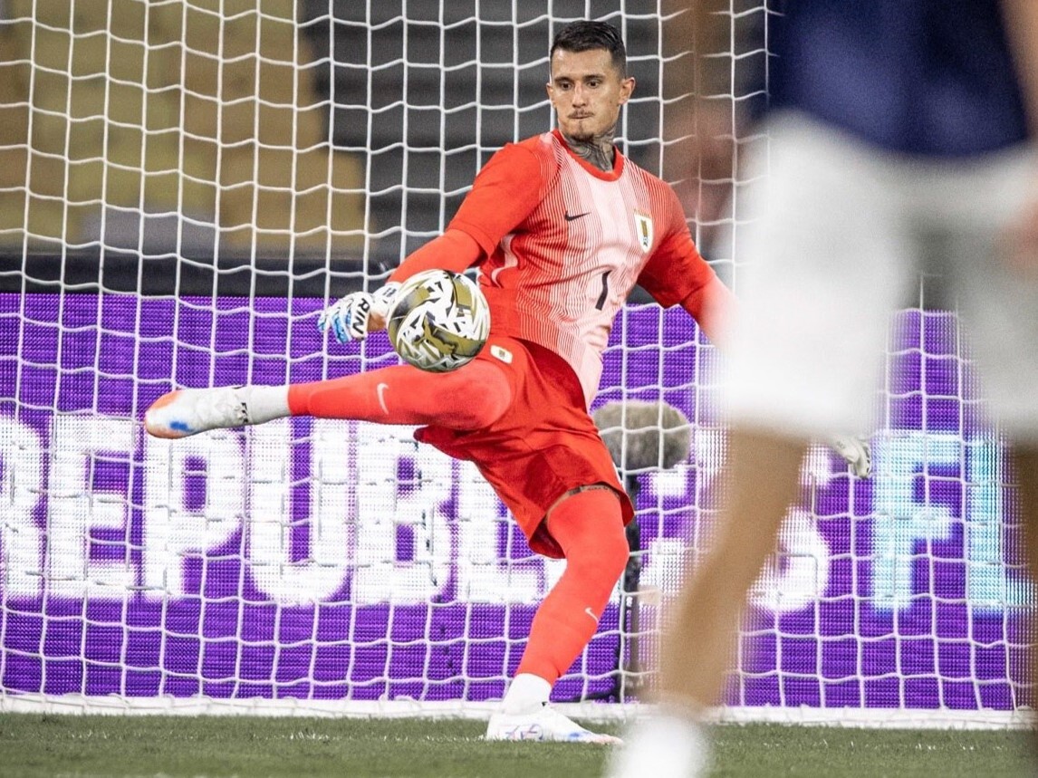 Cristopher Fiermarín en el arco de la selección de Uruguay frente a República Dominicana