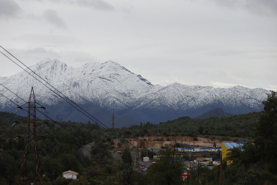 Vista de la cordillera de Los Andes, en el control de acceso Los Maitenes, en la mina El Teniente