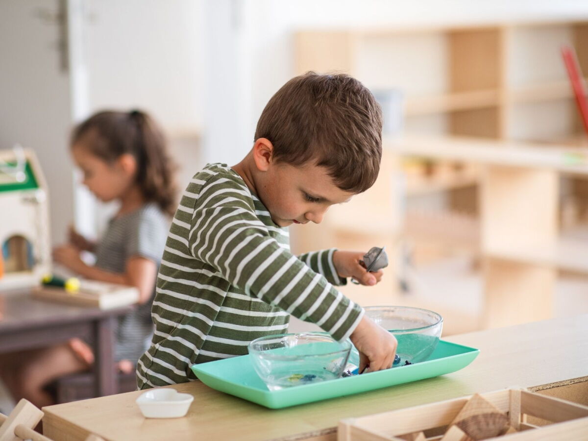 Niño clasificando, filosofía Montessori.