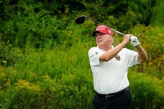 Donald Trump mientras juega al golf