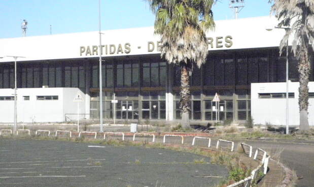La vieja terminal cerró sus operaciones el 28 de diciembre de 2009. Fotos: Gentileza de Diego Ravera y Edward Rode, de CUIA.