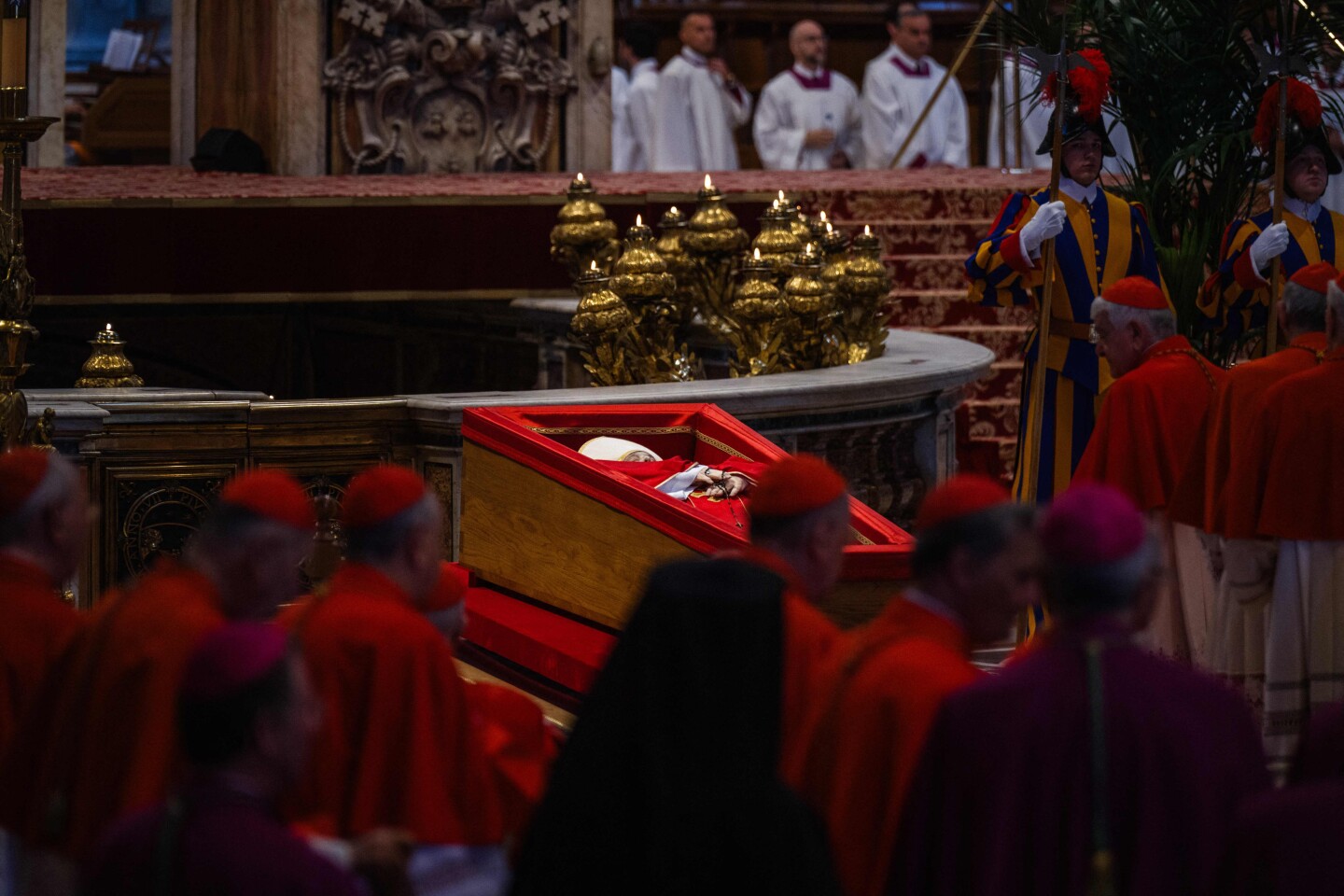 El difunto Papa Francisco yace en el altar durante una ceremonia en la Basílica de San Pedro, tras la procesión del ataúd